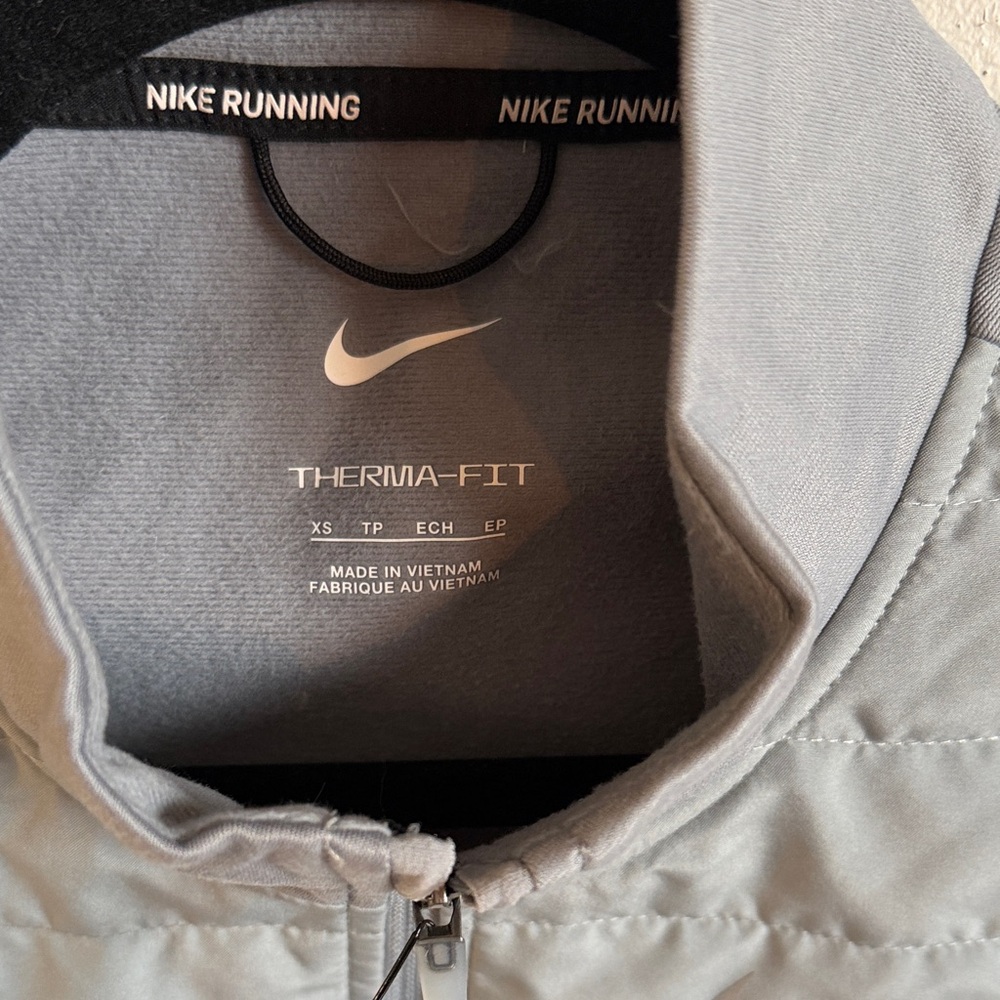 Nike Women's Light Gray XS  Padded Running Vest - Picture 2 of 4